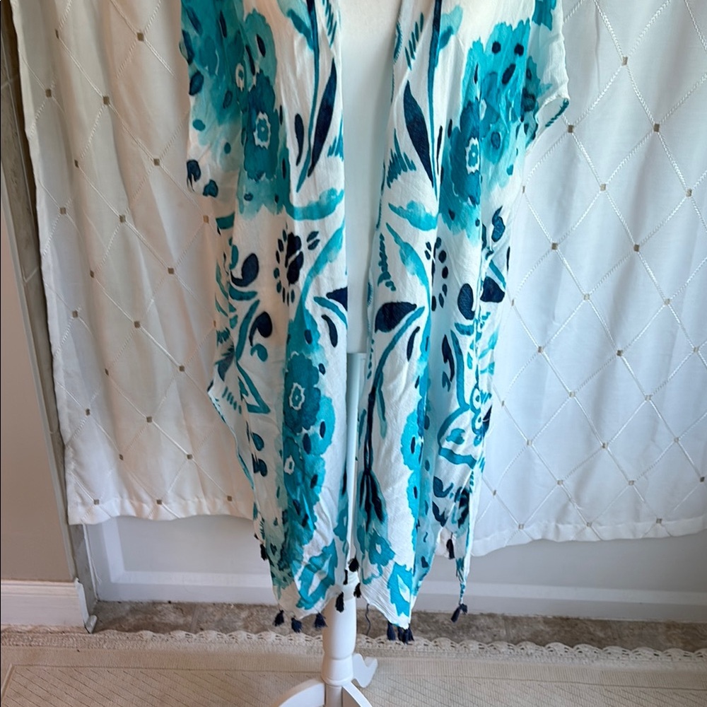 Floral Blue and White Kimono - Picture 3 of 6